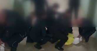 Copertina di Detenuto incappucciato e picchiato nel carcere di Reggio Emilia: diffuse le immagini che mostrano le torture – Video