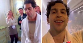 Copertina di Sanremo 2024, il pigiama party di Mahmood: si presenta in vestaglia tra i fan – VIDEO