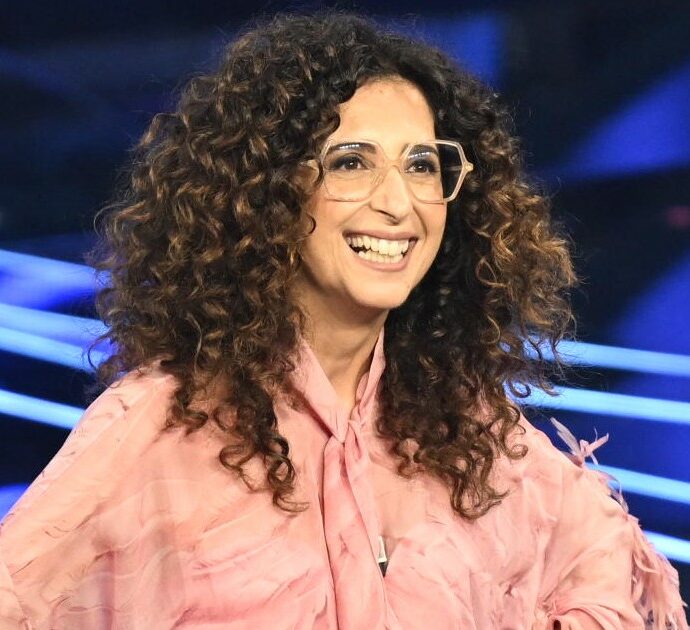 Sanremo 2024, le pagelle televisive della terza serata: uragano Mannino (9), Giletti seduto al posto della Parietti (7), la polemica sulle scarpe (6)