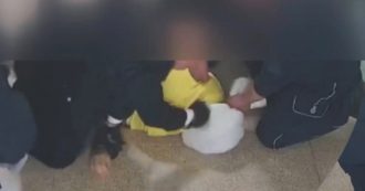 Copertina di Incappucciato, picchiato in testa e calpestato. In video le botte al detenuto, il pm: “Tortura”