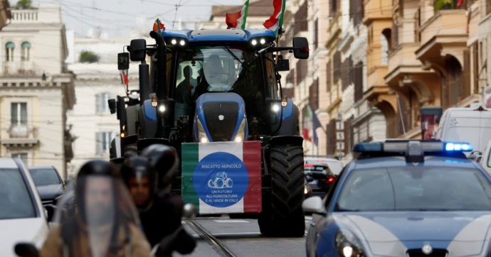 Meloni ferma Amadeus: niente palco per i trattori