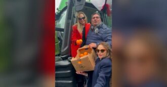 Copertina di Ornella Muti e Naike Rivelli a Sanremo per sostenere gli agricoltori: arrivano su un trattore carico di arance – Video