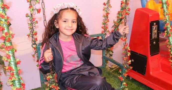 Hind Rajab, trovata morta a Gaza la bambina di 6 anni che chiamò i soccorsi dopo la strage della famiglia