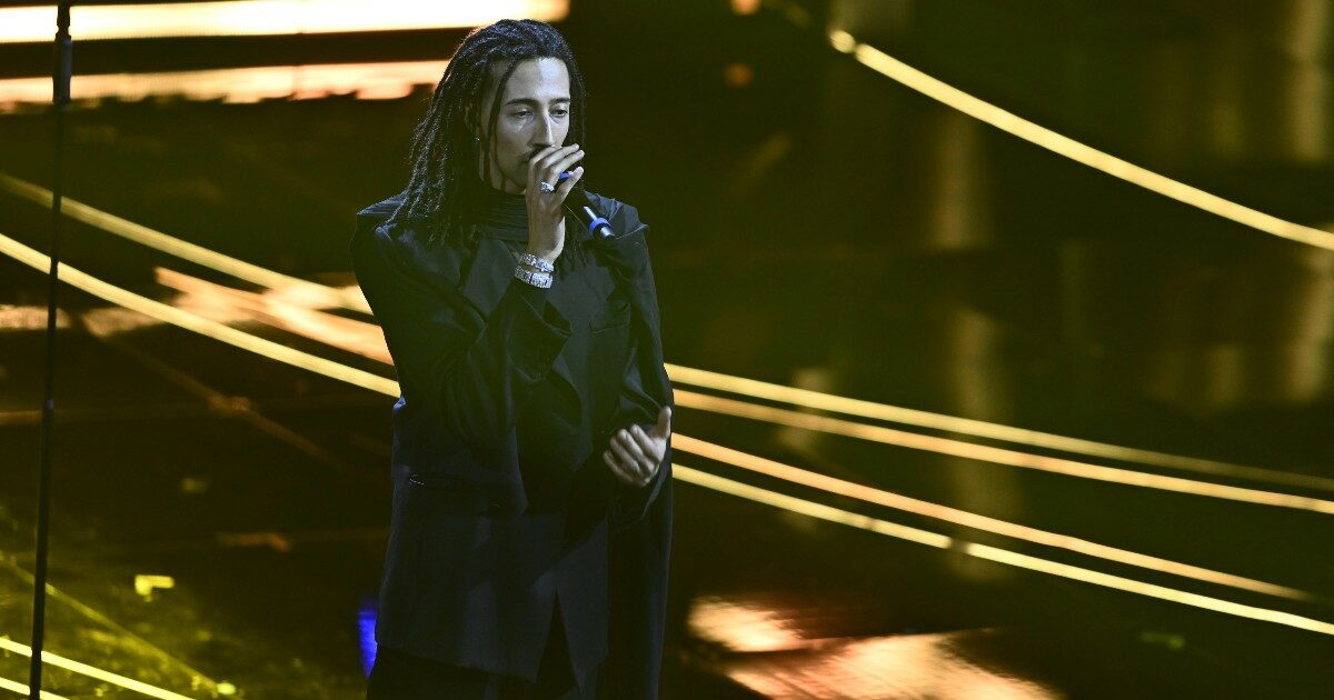 Sanremo 2024, Ghali canta “Bayna” in arabo e “Italiano vero”: la sua esibizione è un manifesto politico. “È l’unica canzone italiana che mia madre cantava quando ero bambino” – VIDEO