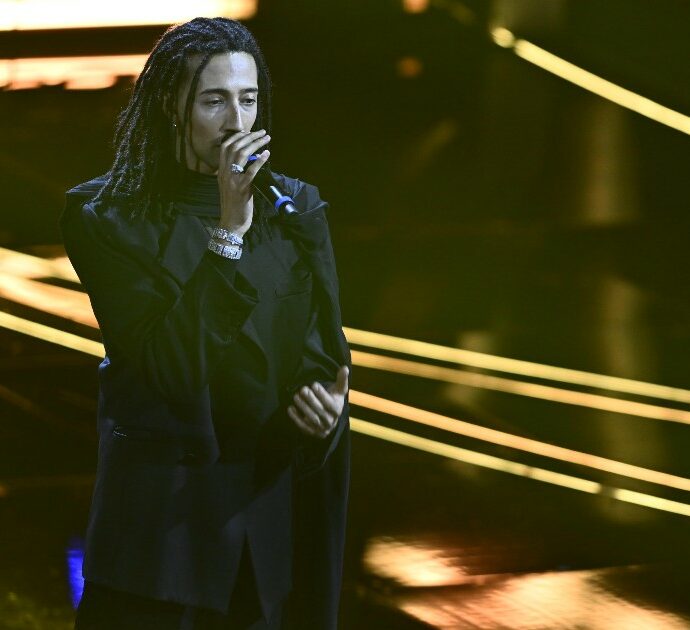 Sanremo 2024, Ghali canta “Bayna” in arabo e “Italiano vero”: la sua esibizione è un manifesto politico. “È l’unica canzone italiana che mia madre cantava quando ero bambino” – VIDEO