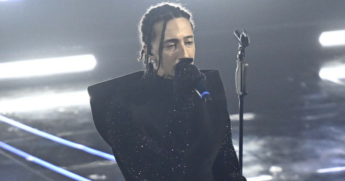 Sanremo 2024, Ghali a fine esibizione: “Stop al genocidio”. Poi si commuove salutando la mamma