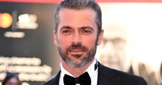 Copertina di Sanremo 2024, Luca Argentero: “Mi sento un rottame, ho la pancia e le rughe. Vorrei andare in pensione a 55 anni”