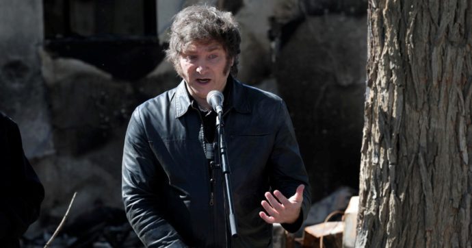 Milei fa il turista: oggi va dal Papa (che insultava), lunedì da Meloni