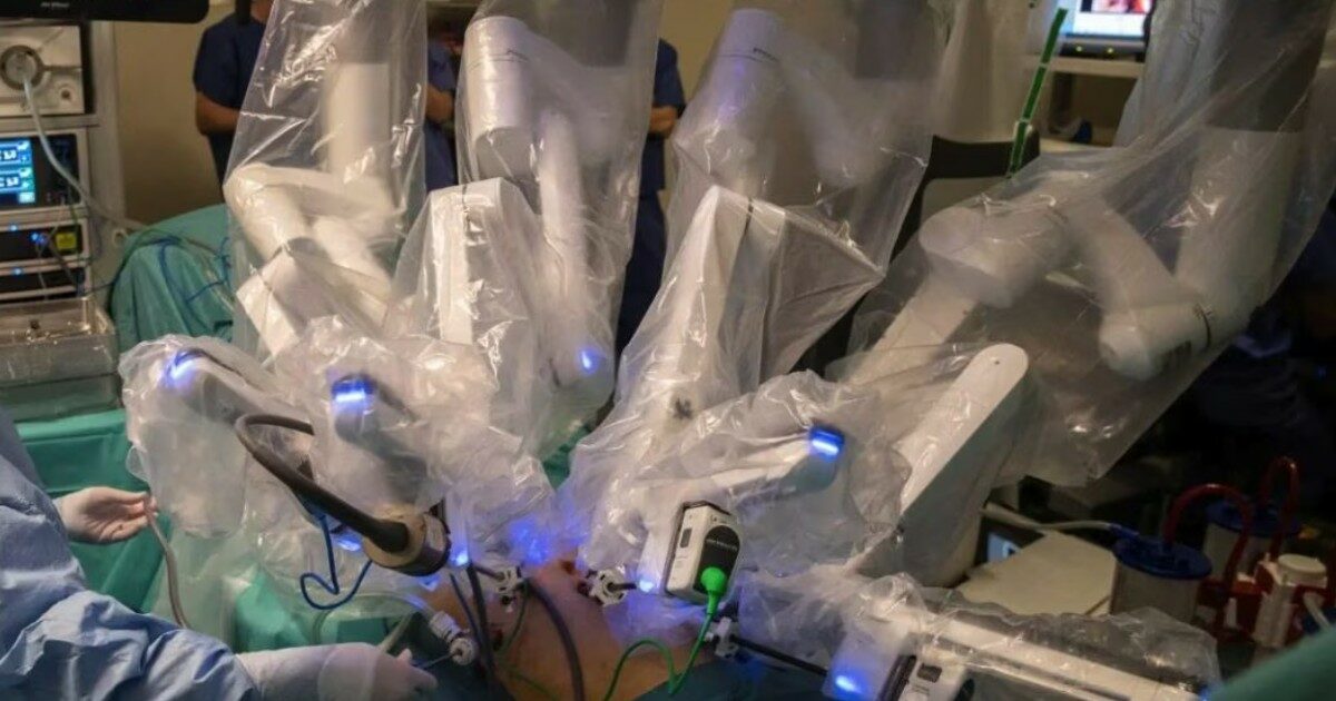 Robot chirurgico brucia l’intestino della paziente malata di tumore: avrebbe dovuto avere una “precisione oltre i limiti della mano umana”