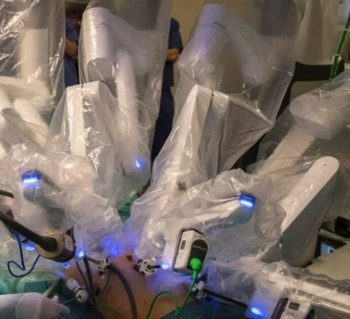 Robot chirurgico brucia l’intestino della paziente malata di tumore: avrebbe dovuto avere una “precisione oltre i limiti della mano umana”