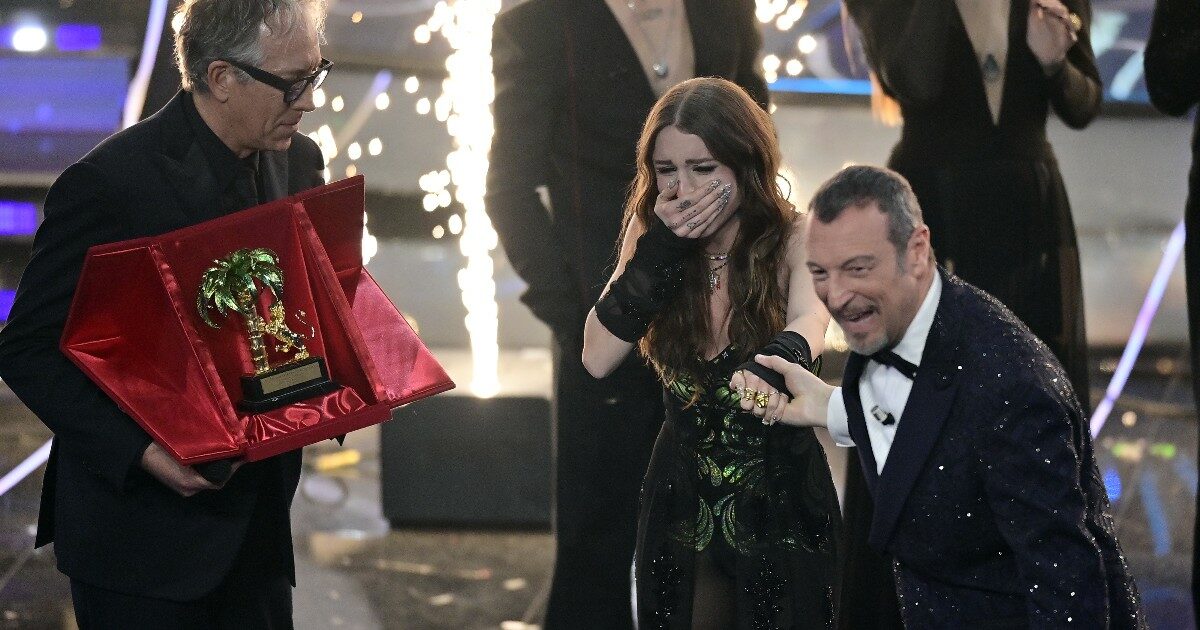 Sanremo 2024, Angelina Mango vince il Festival: è la prima donna sul podio dopo 10 anni.  La dedica tra le lacrime: “Siete matti, grazie a tutti” – VIDEO