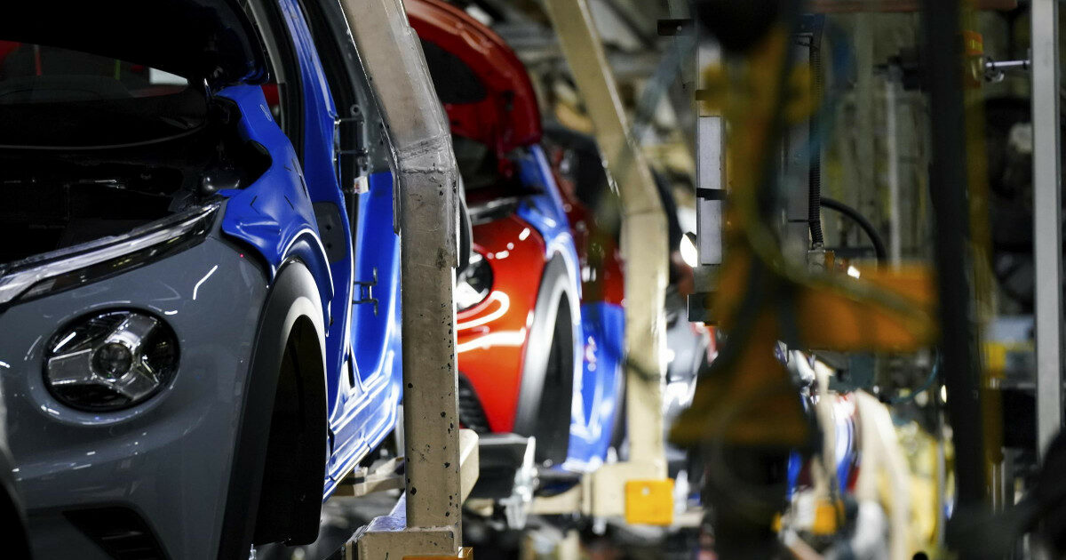 A marzo 26esimo calo consecutivo della produzione industriale: 1,8% anno su anno. Crollano abbigliamento e auto A marzo 26esimo calo consecutivo della produzione industriale: 1,8% anno su anno. Crollano abbigliamento e auto