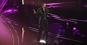 Copertina di Sanremo 2024, Emma si commuove: “Dedico questo Festival a mio padre. Voglio promettergli che resterò su questo palco fino a che avrò fiato in corpo”