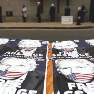 Copertina di Assange, countdown per l’estradizione: il Fatto di domani 21 febbraio