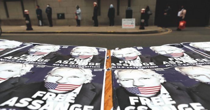 Copertina di Assange, countdown per l’estradizione: il Fatto di domani 21 febbraio