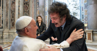 Copertina di Javier Milei, il presidente argentino in visita a Roma: vedrà Mattarella e Meloni. La pace con papa Francesco (che definì “persona nefasta”)
