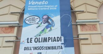 Copertina di Venezia, blitz degli ambientalisti contro “le Olimpiadi dell’instostenibilità”: la faccia di Zaia incollata sul manifesto