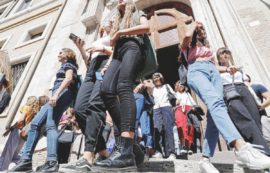 Copertina di “Organizzate lo zaino con quaderni e libri, via gli smartphone e a letto presto”: i consigli della psicoterapeuta per un ritorno a scuola senza ansie