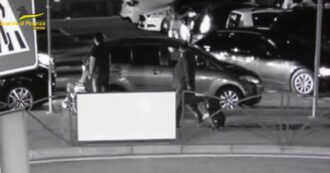 Copertina di Finto invalido filmato mentre sale su un’auto guidata da un finto cieco: due arresti
