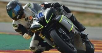Copertina di Valencia, il 35enne Andrea Bergamelli muore durante le prove di una gara amatoriale: “La moto era la sua grande passione”