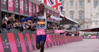 Copertina di Kelvin Kiptum, morto in incidente stradale a 24 anni il recordman mondiale di maratona