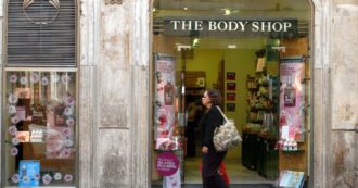 Copertina di Body Shop in crisi: il fondo che ha comprato la catena di prodotti cosmetici cruelty free chiuderà negozi e ridurrà i dipendenti