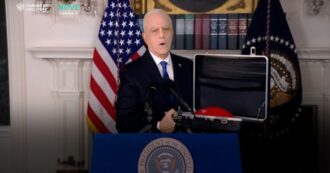 Copertina di Crozza veste i panni di Joe Biden: tra gaffe e “problemini” di memoria, l’imitazione è esilarante – Video