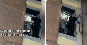 Copertina di Sanremo 2024, Geolier affacciato al balcone di casa incita i fan: “Ci hanno fischiato, ora fischiamoli noi” – VIDEO