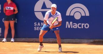 Copertina di Luciano Darderi vince il primo titolo Atp della sua carriera: il tennis italiano presenta una nuova speranza