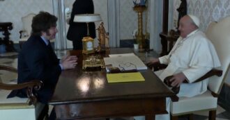 Copertina di Javier Milei, un’ora di colloquio tra il presidente argentino e Papa Francesco: le immagini dell’incontro
