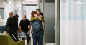 Copertina di Israele, due ostaggi rapiti il 7 ottobre liberati nella notte: in ospedale gli abbracci con i familiari – Video