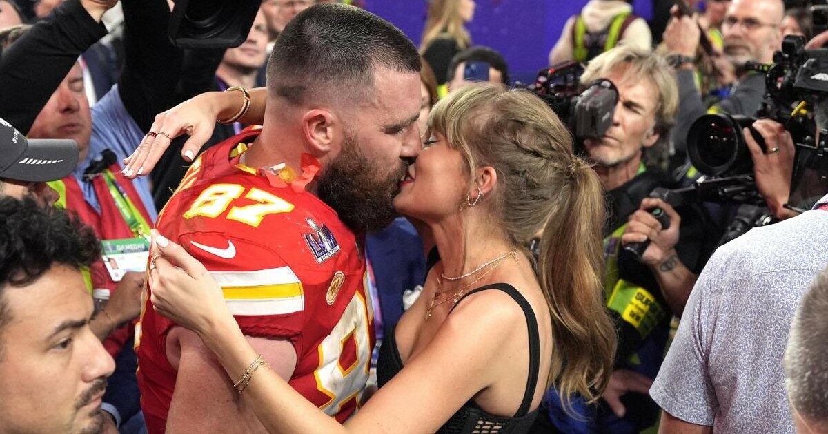 Taylor Swift al Super Bowl: prima il tifo scatenato per Travis Kelce poi il bacio in campo per festeggiare la vittoria dei Kansas City Chiefs