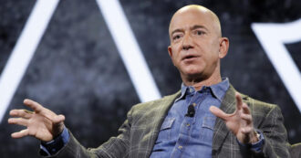 Copertina di Bezos trasloca a Miami dove risparmierà 600 milioni di tasse. Ma lui spiega: “Mi sposto per stare più vicino ai miei genitori”