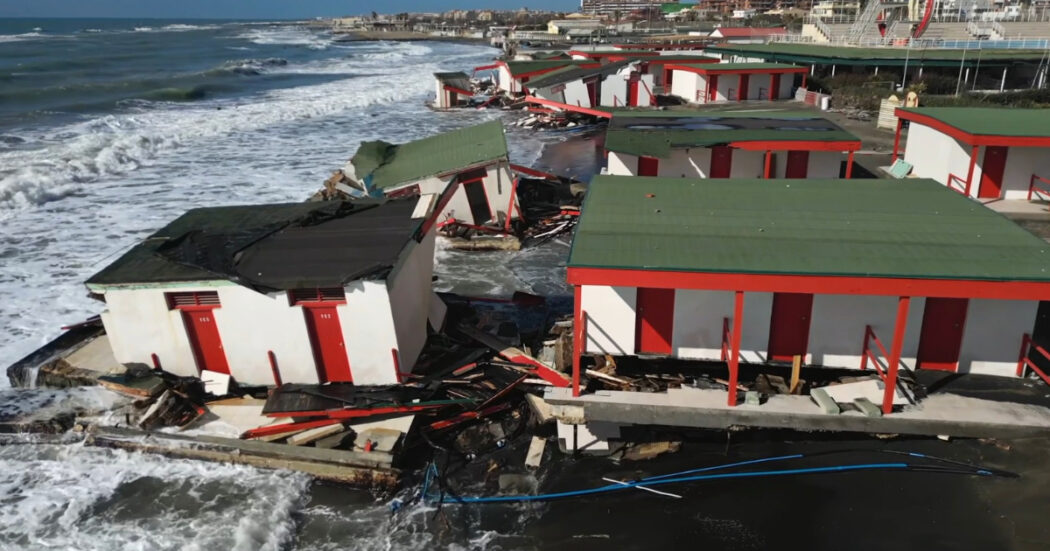 Ostia, intensa mareggiata danneggia gli stabilimenti balneari: inghiottite le cabine sulla spiaggia – Video