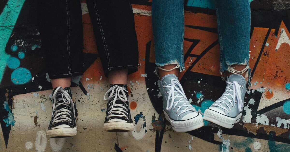 Il 52% degli adolescenti ha subito comportamenti violenti, il 65% viene controllato dal partner: il rapporto choc di Save the children