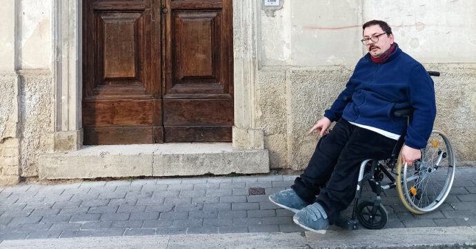 Niente disabili al centro per l’impiego. L’Abruzzo inaugura una sede inaccessibile, ma lascia fuori dalla porta la persona sbagliata