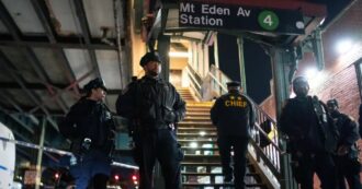 Copertina di Sparatoria nella metropolitana di New York dopo una rissa tra adolescenti: un morto e cinque feriti