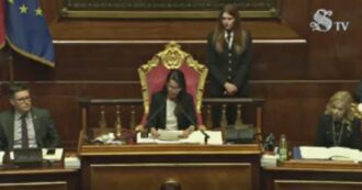 Copertina di Senato, la vicepresidente Ronzulli comunica le dimissioni di Sgarbi: applauso in Aula