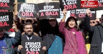Copertina di Protesta dei parlamentari di Pd, M5s e Avs davanti a Montecitorio: “Cessate il fuoco a Gaza, ora. Basta bombardamenti” – Video