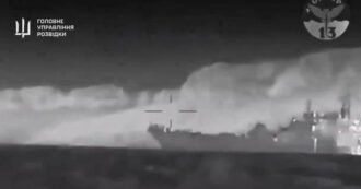 Copertina di Droni ucraini colpiscono la nave russa Kunikov nel Mar Nero. Kiev: “L’abbiamo affondata”. Il video dell’attacco