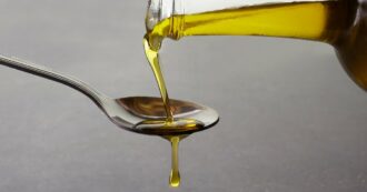 Copertina di Bere un cucchiaio di olio di oliva a digiuno ogni mattina è il nuovo trend: ecco tutti i benefici (confermati dalla Scienza)