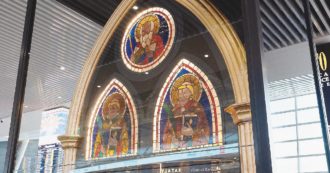 Copertina di Le vetrate disegnate da Giotto per S. Croce esposte a Fiumicino. L’esperto: “Insensato”