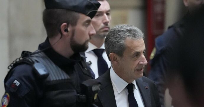 Finanziamento illecito, Sarkozy condannato: sconterà la pena con misure alternative. L’ex presidente ha altri due processi in corso