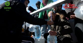 Copertina di Voci di Gaza – La manager Oxfam: “Così cerchiamo di portare acqua potabile agli sfollati. Nei campi le persone muoiono di sete”