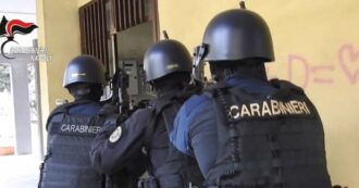 Copertina di Camorra, 11 arrestati per droga, racket e faida tra clan: “Da loro anche la bomba contro don Patriciello”