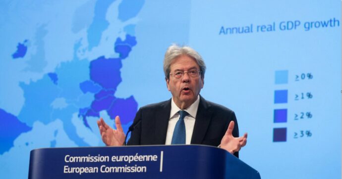 L'Ue taglia le stime di crescita. Per l'Italia inflazione sotto la media,  ma per Meloni è una brutta notizia: saltano le previsioni su debito e  deficit - Il Fatto Quotidiano