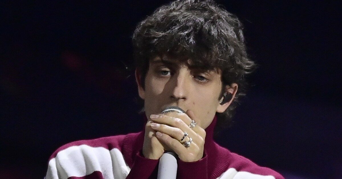 Sangiovanni si ferma, il messaggio della casa discografica: “Hai ricordato a tutti cosa conta davvero”