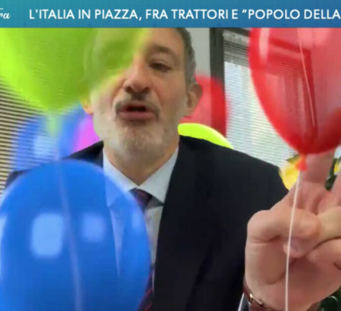 Senaldi contro Ultima Generazione su La7: “Mantenuti dai genitori, non sanno nulla”. E sul suo schermo compaiono palloncini colorati