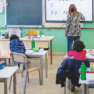 Copertina di Anno nuovo, scuole al gelo: a lezione col cappotto, aule chiuse, studenti “evacuati”. L’inverno in classe da Torino a Caserta