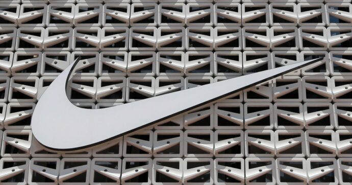 Nike taglia 1.600 posti di lavoro per risparmiare 2 miliardi in tre anni. Tra gli investimenti, l’aumento dell’automazione